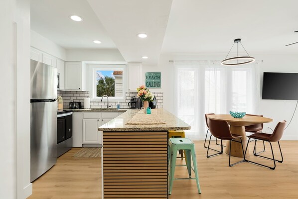 Cookware/dishes/utensils - Newly Renovated! Sleeps 12 - one block to beach (North Myrtle Beach)