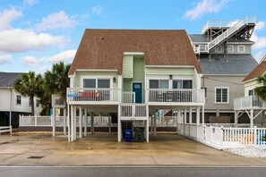 Exterior - Newly Renovated! Sleeps 12 - one block to beach (North Myrtle Beach)