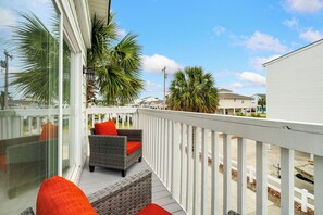 Terrace/patio - Newly Renovated! Sleeps 12 - one block to beach (North Myrtle Beach)