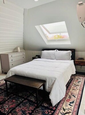 3 bedrooms, WiFi, bed sheets - Chill on the rooftop at Pine Point Beach! (Scarborough)