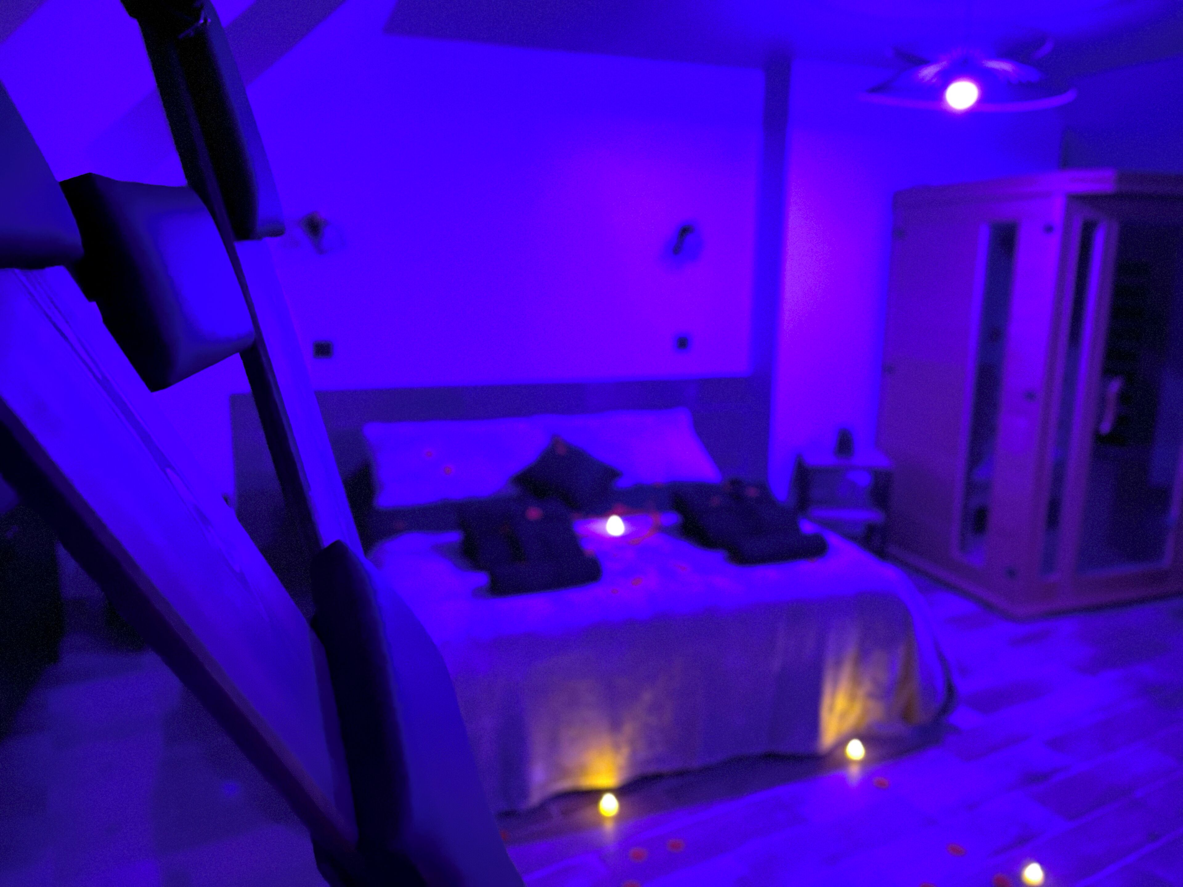 Ein Schlafzimmer mit Bett, Nachttischen und einem Kleiderschrank.