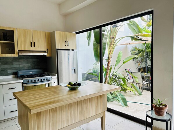 Kühlschrank, Mikrowelle, Ofen, Herdplatte