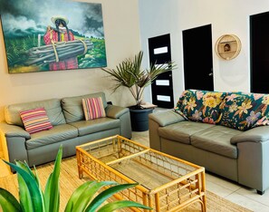 Smart-TV, Tischtennisplatte, Bücher