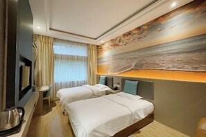 Une chambre d’hôtel avec deux lits, un grand tableau au mur et une fenêtre avec des rideaux.