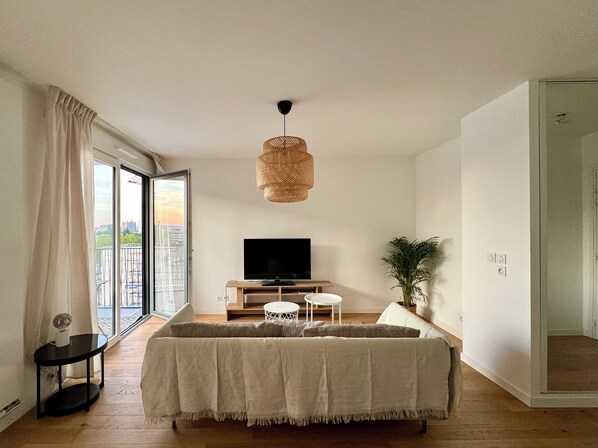 TV - Le Cécilia - Cozy nest with view on Seine river (Clichy)