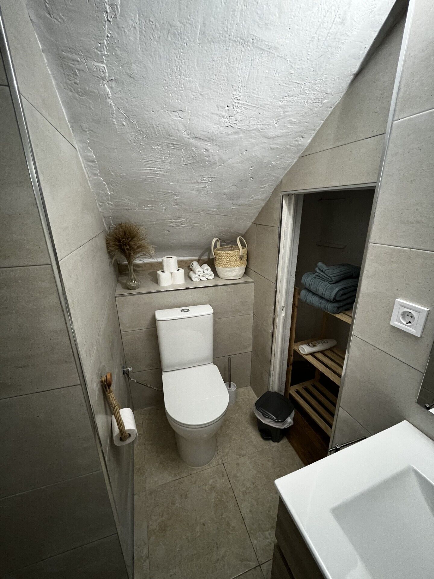 Regadera, toallas, jabón, shampoo 