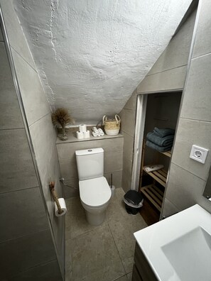 Douche, serviettes fournies, savon, shampoing