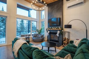 Fernseher, Kamin, Tischfußball, Stereoanlage