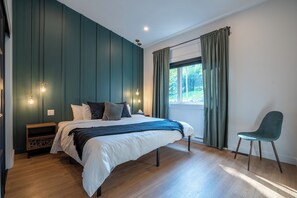 4 bedrooms, iron/ironing board, travel cot, Internet