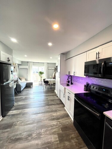 Lovely Renovated 2-Level Condo + Pool + Steps to the Beach!