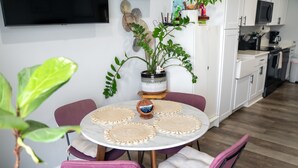Une cuisine moderne avec des meubles blancs, un four à micro-ondes et une cuisinière.