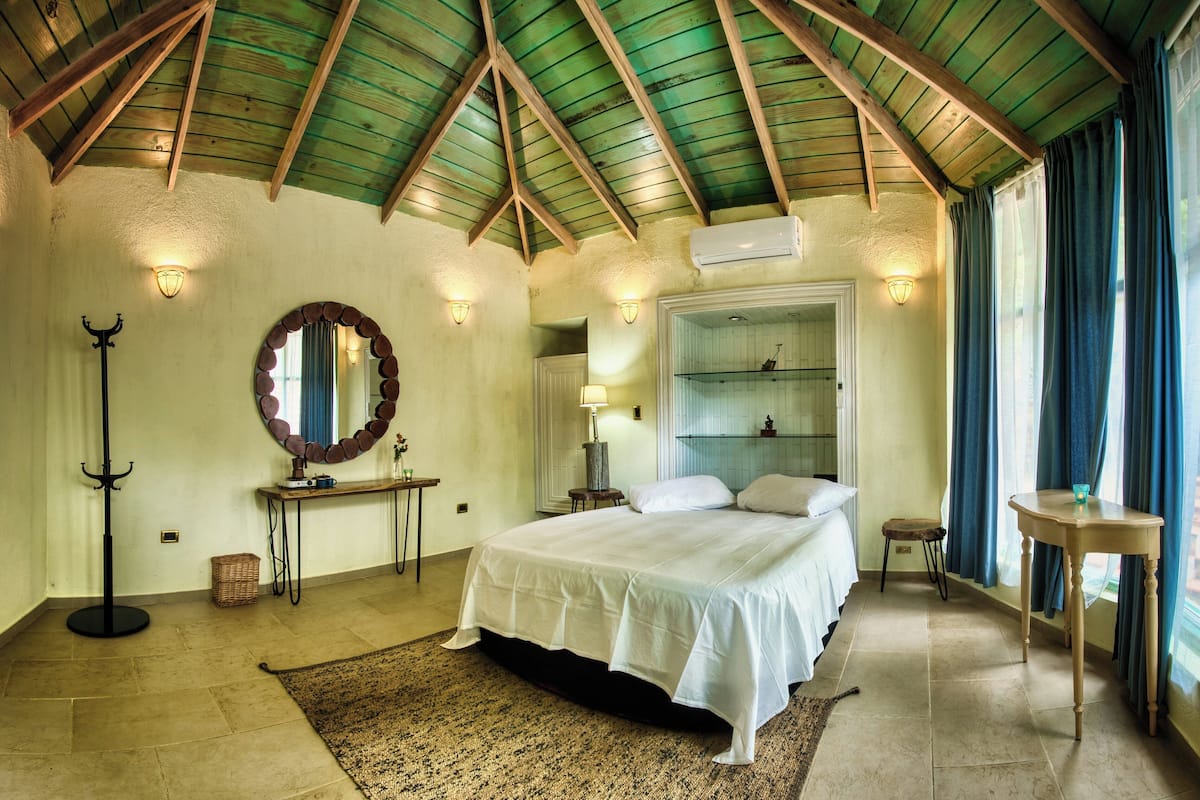 Deluxe Room, Courtyard View | Bed sheets
