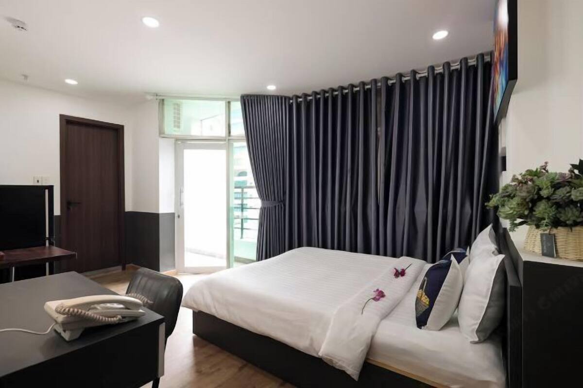 1 bedroom, hypo-allergenic bedding, minibar, individually furnished