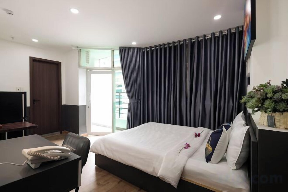 Hypo-allergenic bedding, minibar, desk, laptop workspace