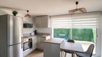 Réfrigérateur, micro-ondes, four, cafetiÚre/bouilloire