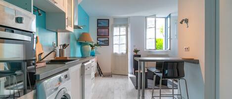 Kjøleskap, mikrobølgeovn, ovn og oppvaskmaskin