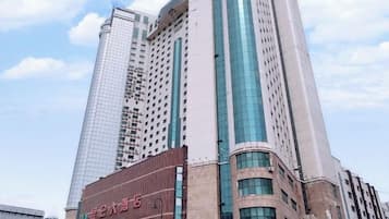 Un immeuble de grande hauteur, doté d’une enseigne bien visible et d’une architecture moderne.