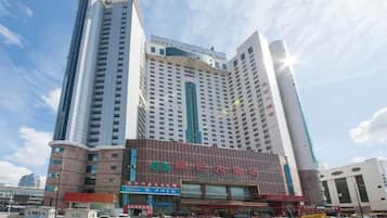 Un hotel de varios pisos con una entrada destacada y varios pisos visibles.