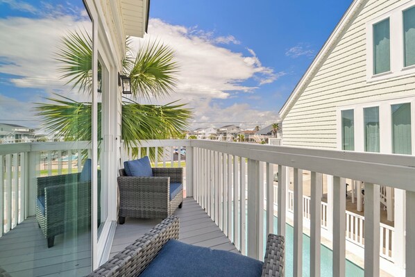 Terrace/patio - One Block to Beach, Pool, Linens Included (North Myrtle Beach)