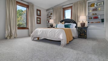 3 bedrooms, desk, iron/ironing board, travel crib