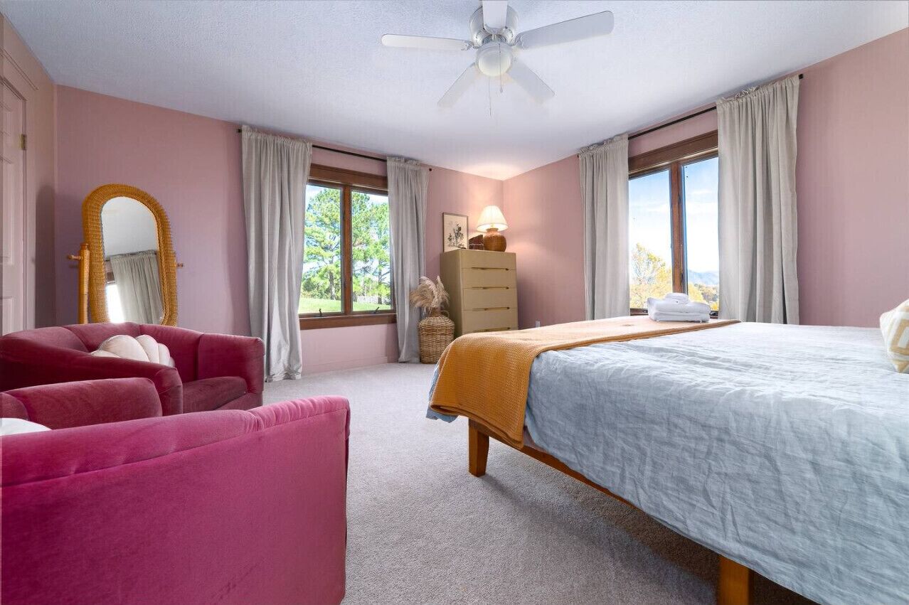 3 bedrooms, desk, iron/ironing board, travel crib