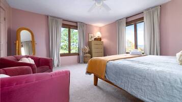 3 habitaciones, escritorio y tabla de planchar con plancha