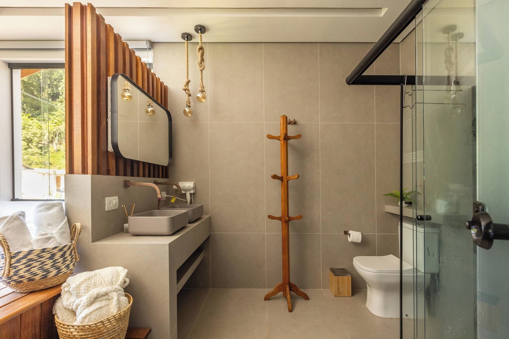 Deluxe-Suite | Badezimmer | Haartrockner, Handtücher, Seife, Shampoo