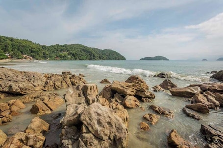 En la playa, camas de playa, sillas reclinables de playa, sombrillas