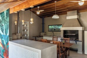 Mikroaaltouuni, leivänpaahdin, grilliuuni