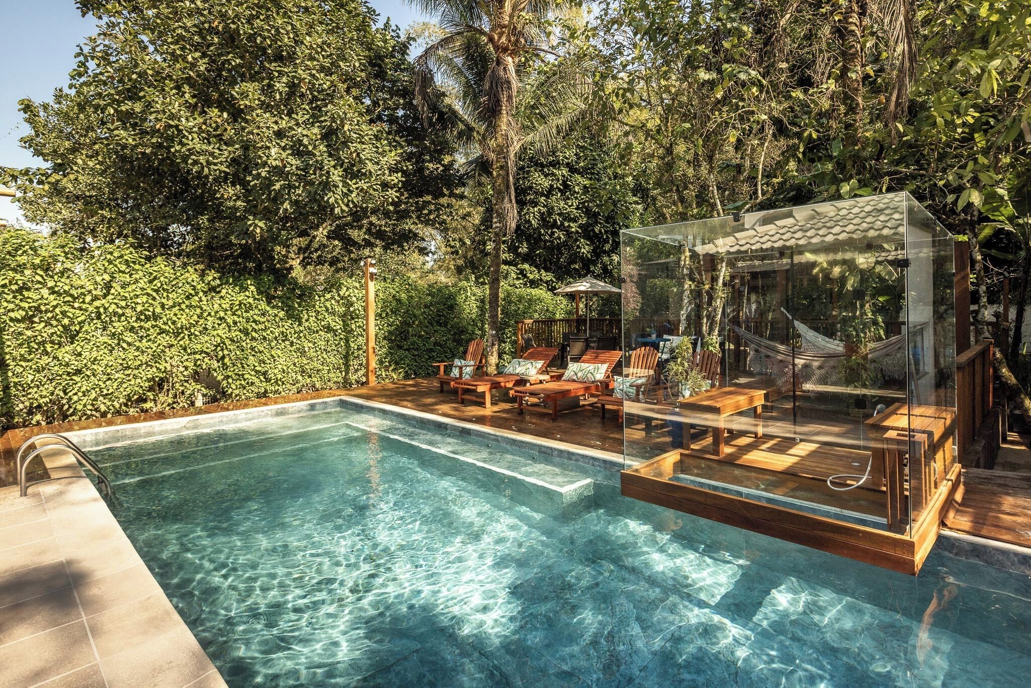 Piscina externa, funciona das 7h às 22h, espreguiçadeiras