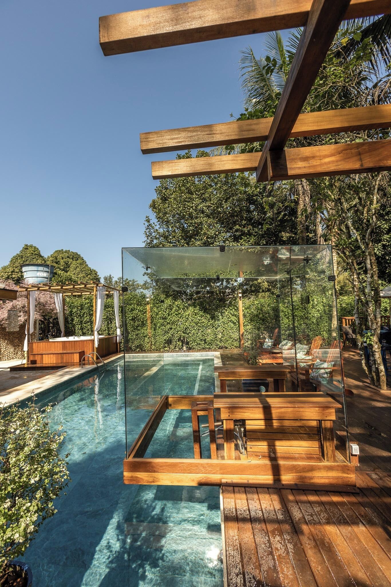 Utendørsbasseng og solsenger