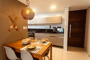 Deluxe Apartment, 1 Bedroom | Private kitchen | Fridge, microwave, coffee/tea maker, cookware/dishes/utensils - Solar Tambaú (João Pessoa)