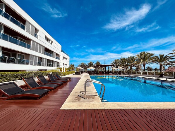 Alberca al aire libre y alberca climatizada