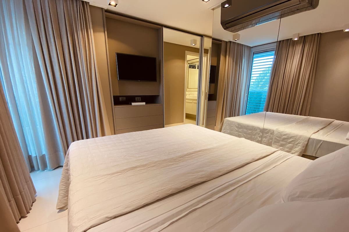 Deluxe Apartment | Hypo-allergenic bedding, free WiFi, bed sheets, wheelchair access