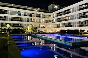 基本公寓 | 游泳池 | 室外游泳池和溫水游泳池