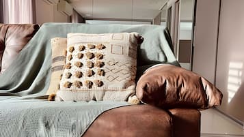 Leilighet – deluxe, 1 soverom | Allergitestet sengetøy, wi-fi (inkludert), sengetøy og rullestolvennlig