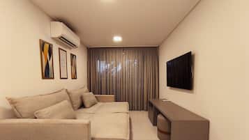 Apartamento família | Área de estar | TV 38 polegadas com canais via satélite