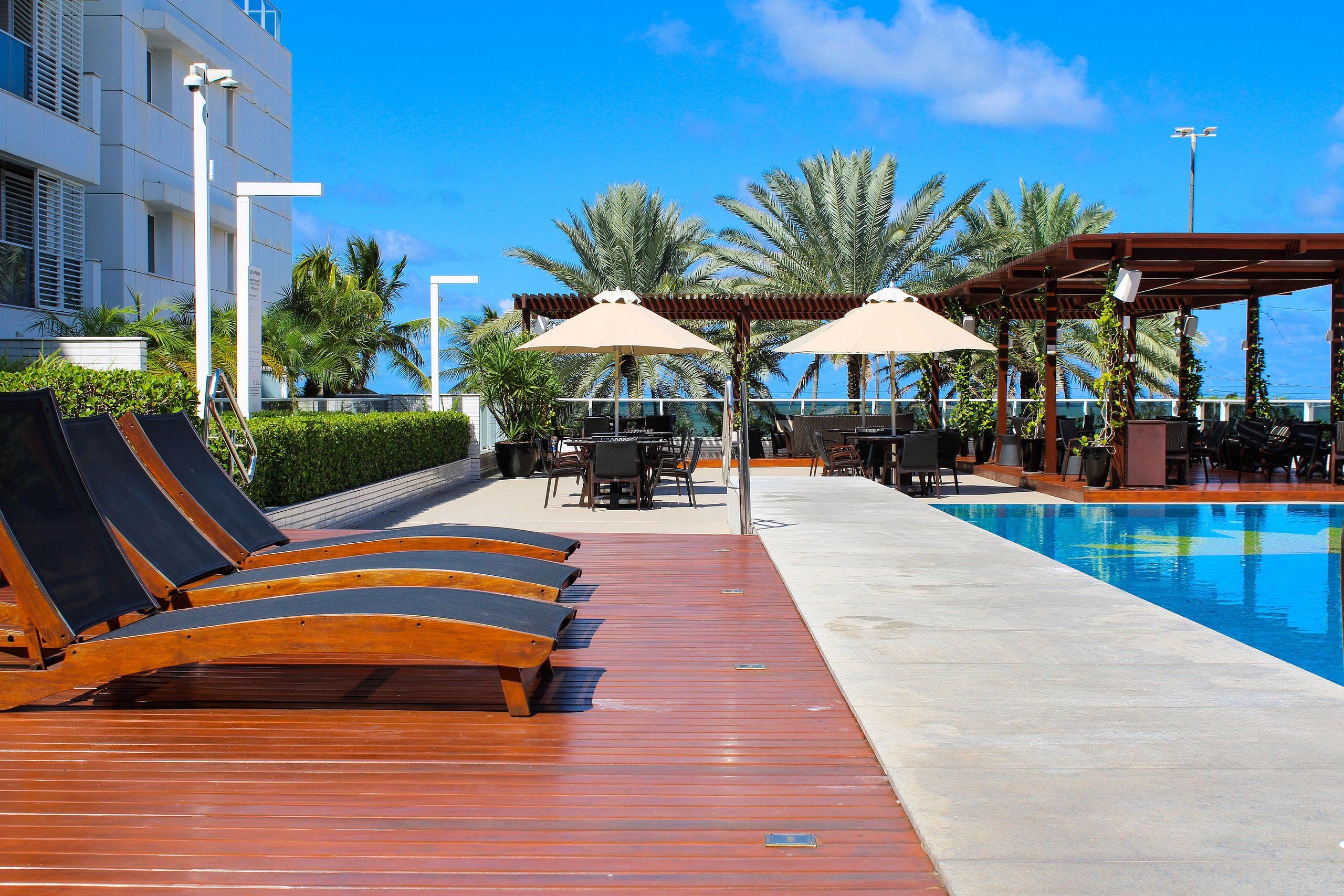 Una piscina al aire libre, una piscina climatizada