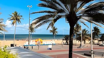 Apartamento família, 2 quartos | Praia | Na praia, areia branca, guarda-sóis, 10 bares na praia