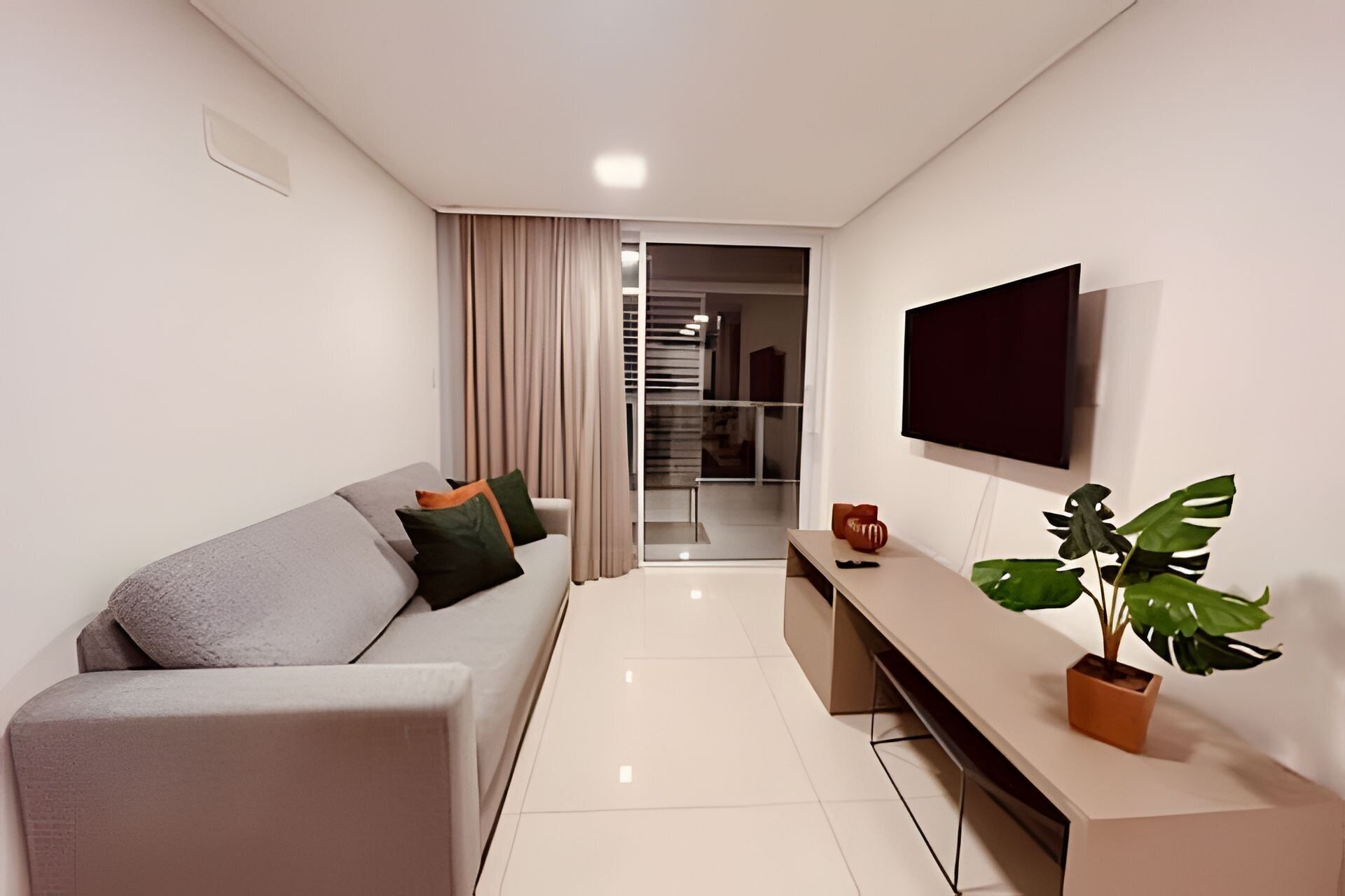 Apartamento família, 2 quartos | Área de estar | TV 38 polegadas com canais via satélite