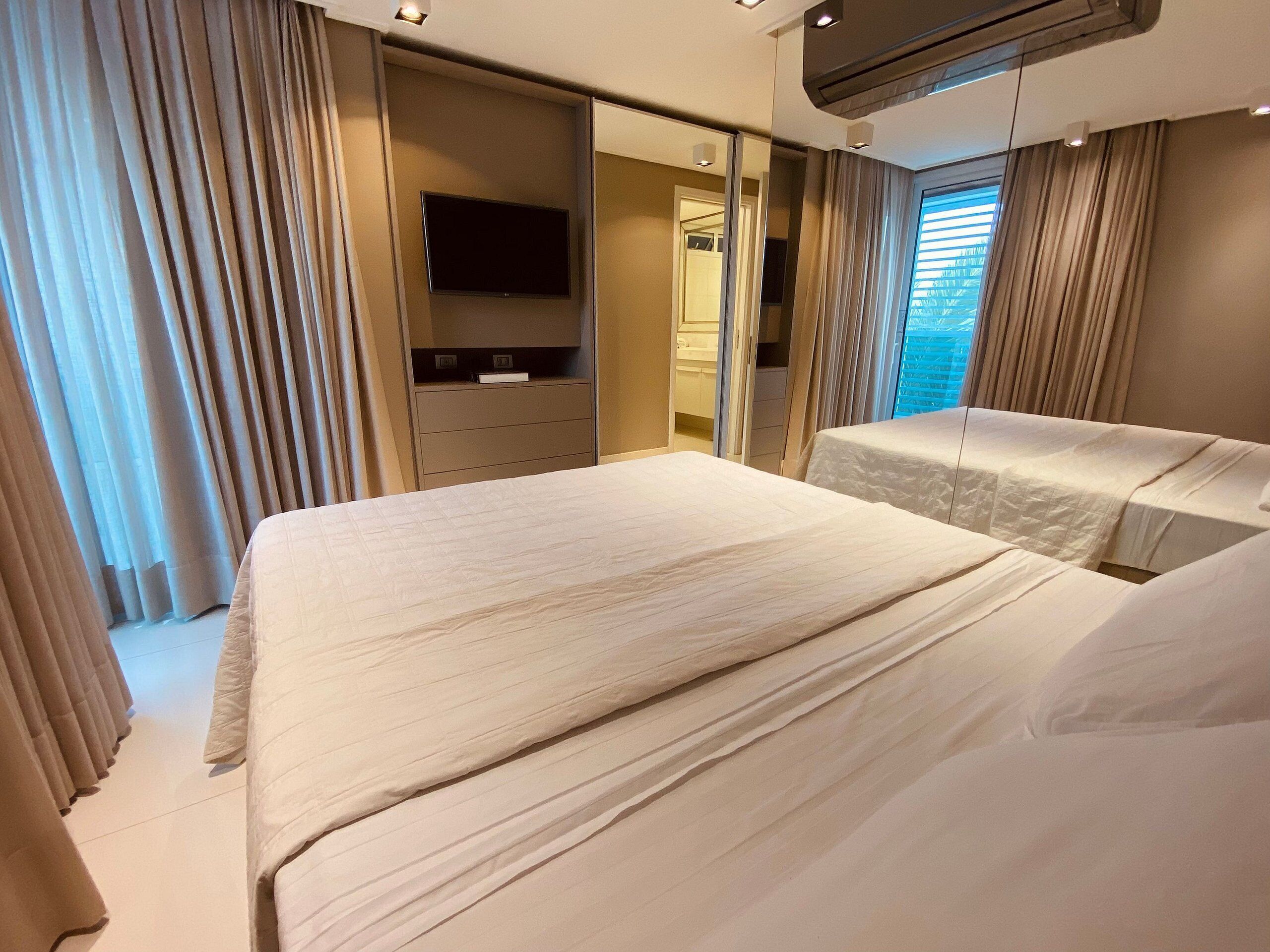 Deluxe Apartment | Hypo-allergenic bedding, free WiFi, bed sheets, wheelchair access