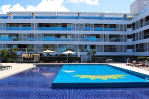 A modern hotel with a rooftop pool, multiple balconies, and outdoor seating. - Solar Tambaú (João Pessoa)