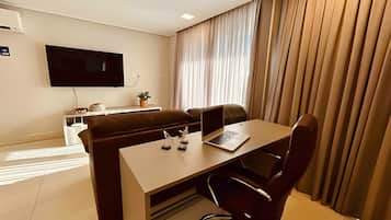 Deluxe-Apartment, 1 Schlafzimmer | Wohnbereich | 38-Zoll-Fernseher mit Satellitenempfang