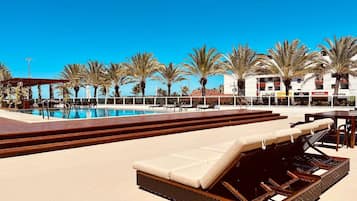 Piscina a l'aire lliure i piscina climatitzada