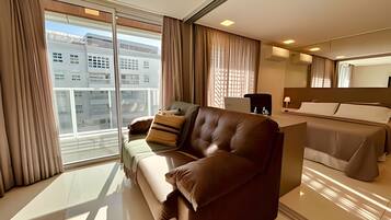 Deluxe appartement, 1 slaapkamer | Woonruimte | Een 38-inch televisie met satellietzenders