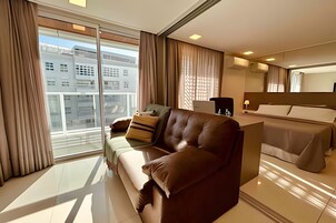 Appartamento Deluxe, 1 camera da letto | Area soggiorno | TV 38 pollici con canali satellitari