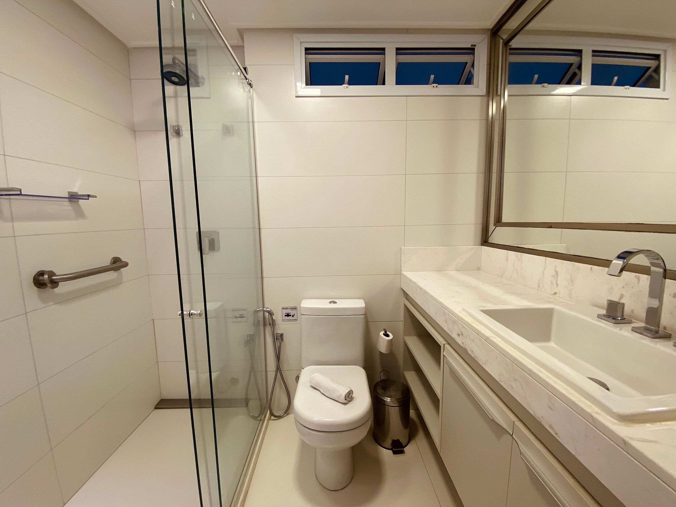 Deluxe Apartment | Bathroom | Shower, hair dryer, towels, soap