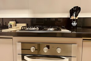 Apartamento família, 2 quartos | Cozinha privada | Cafeteira/chaleira, geladeira, micro-ondas