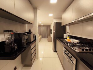 Apartemen Keluarga | Dapur pribadi | Lemari es, microwave, dan mesin pembuat kopi/teh