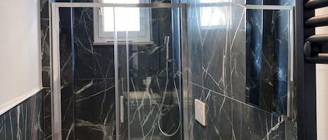 Séchoir à cheveux, serviettes fournies, savon, papier de toilette